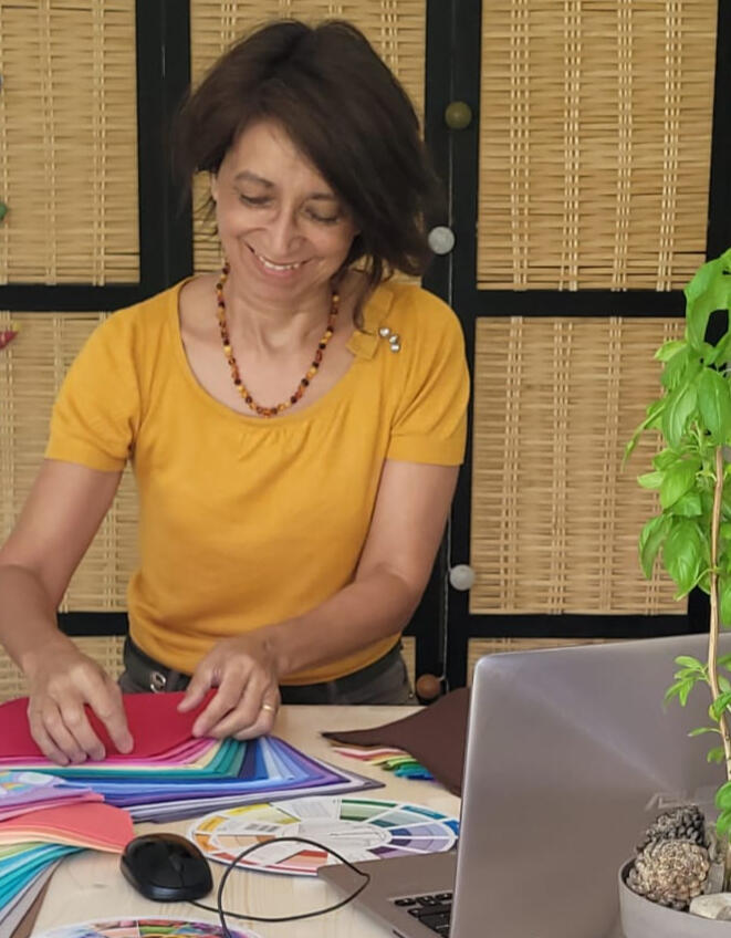 Sylvie de Souza conseillère en image sylvie conseillère en image, procédant au rangement de ses etoffes avec plaisir