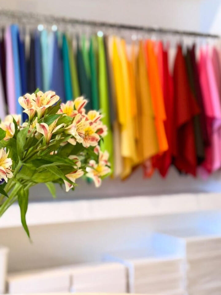 coaching-en-image-colorimetrie-annonay.jpg atelier de colorimétrie et conseil en image à annonay avec étoffes de couleurs et bouquet de fleurs accueillant